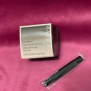 Mary Kay
Gel Eyeliner 
With expandable brush applicator 
Jet Black
.15 Oz.
